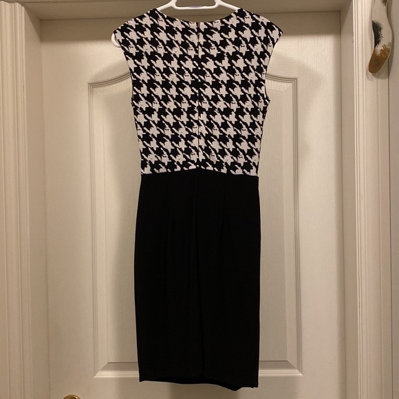 Draped V-neck design - Picture 2 of 4